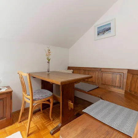 فندق مبيت وإفطار Mili Vrh 2*